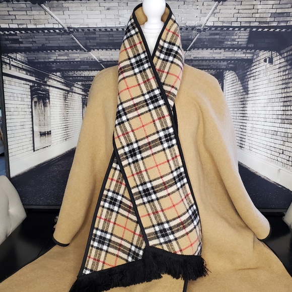 Cape in Burberry Fashion - Picture 2 of 12